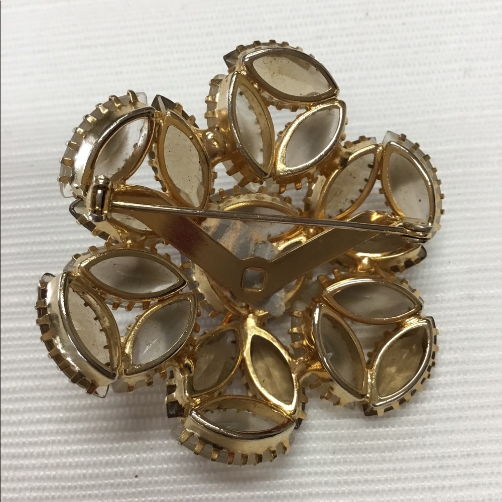 Lovely Brooch & Clip Earrings Set - Picture 5 of 6
